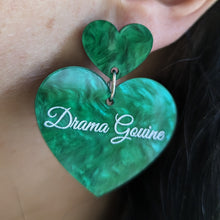 Charger l'image dans la galerie, Boucles d'oreilles double cœur Drama Gouine (vert marbré) 💚🏳️🌈