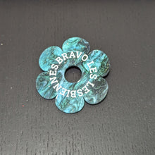 Charger l'image dans la galerie, Broche fleur BRAVO LES LESBIENNES (vert) 🌼🏳️🌈