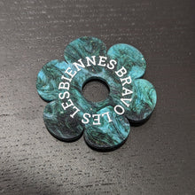 Charger l'image dans la galerie, Broche fleur BRAVO LES LESBIENNES (vert) 🌼🏳️🌈