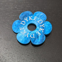 Charger l'image dans la galerie, Broche fleur DYKE (bleu) 🌼🏳️🌈