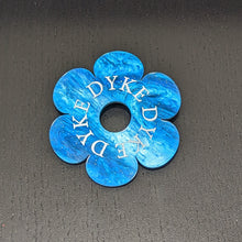 Charger l'image dans la galerie, Broche fleur DYKE (bleu) 🌼🏳️🌈