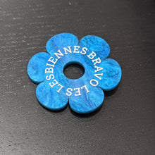Charger l'image dans la galerie, Broche fleur BRAVO LES LESBIENNES (bleu) 🌼🏳️🌈