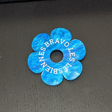 Charger l'image dans la galerie, Broche fleur BRAVO LES LESBIENNES (bleu) 🌼🏳️🌈