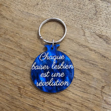Charger l'image dans la galerie, Porte-clefs grenade Chaque baiser lesbien est une révolution, bleu marine marbré 🏳️🌈