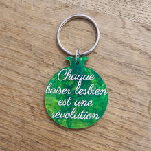 Charger l'image dans la galerie, Porte-clefs grenade Chaque baiser lesbien est une révolution, vert-doré marbré 🏳️🌈