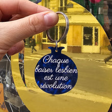 Charger l'image dans la galerie, Porte-clefs grenade Chaque baiser lesbien est une révolution, bleu marine marbré 🏳️🌈