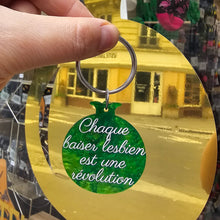 Charger l'image dans la galerie, Porte-clefs grenade Chaque baiser lesbien est une révolution, vert-doré marbré 🏳️🌈