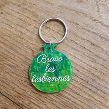 Charger l'image dans la galerie, Porte-clefs grenade Bravo les lesbiennes vert-doré marbré 🏳️🌈