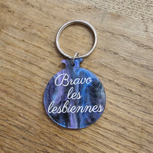 Charger l'image dans la galerie, Porte-clefs grenade Bravo les lesbiennes violet galactique marbré 🏳️🌈