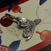 Charger l'image dans la galerie, Porte-clefs Clitoris, paillettes argentées