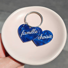 Charger l'image dans la galerie, Porte-clefs double cœur Famille choisie, bleu marine marbré 🌈💖