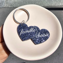 Charger l'image dans la galerie, Porte-clefs double cœur Famille choisie, paillettes argentées 🌈💖