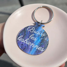 Charger l'image dans la galerie, Porte-clefs grenade Bravo les lesbiennes violet galactique marbré 🏳️🌈