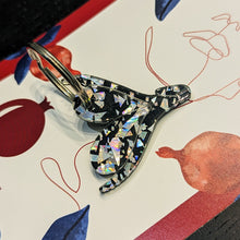 Charger l'image dans la galerie, Porte-clefs Clitoris, paillettes argentées