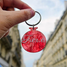 Charger l'image dans la galerie, Porte-clefs grenade Fier.e rouge marbré 🏳️🌈