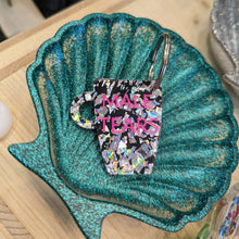 Charger l'image dans la galerie, Porte-clefs Mug Male Tears, paillettes argentées et rose