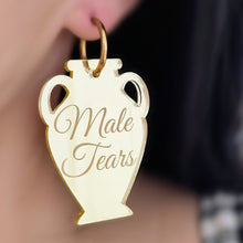 Charger l'image dans la galerie, Boucles d'oreilles Atelier Grenade en forme d'amphore miroir doré avec l'inscription Male Tears gravée
