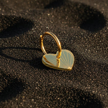 Charger l'image dans la galerie, boucle d'oreille coeur en miroir doré, avec des rayons gravé