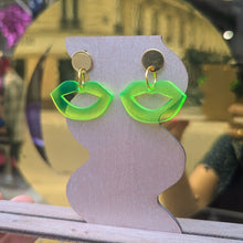 Charger l'image dans la galerie, Boucles d'oreilles mini bouche jaune néon 💋