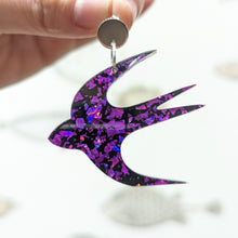 Charger l'image dans la galerie, Boucles d'oreilles Hirondelle paillettes violettes 💜
