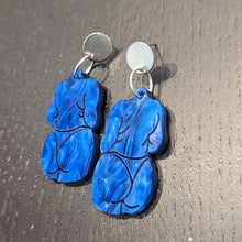 Charger l'image dans la galerie, Boucles d'oreilles Corps (bleu marbré)
