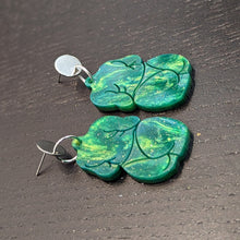 Charger l'image dans la galerie, Boucles d'oreilles Corps (vert marbré)