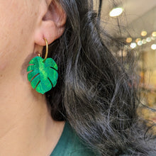 Charger l'image dans la galerie, Boucles d'oreilles feuille de Monstera vert marbré sur créole ouverte 🌱