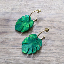 Charger l'image dans la galerie, Boucles d'oreilles feuille de Monstera vert marbré sur créole ouverte 🌱