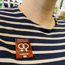 Charger l'image dans la galerie, Broche Passeport Gouinistan (marbré noisette) 🏳️🌈
