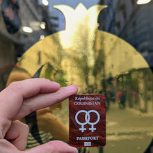 Charger l'image dans la galerie, Broche Passeport Gouinistan (marbré noisette) 🏳️🌈