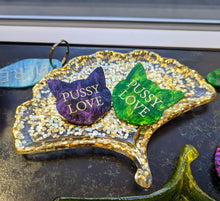 Charger l'image dans la galerie, Broche chatte Pussy Love (verte) 😽🏳️🌈