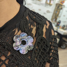 Charger l'image dans la galerie, Broche fleur BRAVO LES LESBIENNES (violet) 🌼🏳️🌈