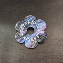 Charger l'image dans la galerie, Broche fleur BRAVO LES LESBIENNES (violet) 🌼🏳️🌈