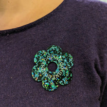 Charger l'image dans la galerie, Broche Fleur verte GOUINE 🏳️🌈