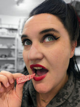 Charger l'image dans la galerie, Broche Lipstick Lesbian (rouge) 💄🏳️🌈