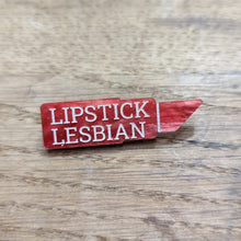 Charger l'image dans la galerie, Broche Lipstick Lesbian (rouge) 💄🏳️🌈