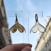 Charger l&#39;image dans la galerie, Boucles d&#39;oreilles Clitoris sur créoles miroir doré 💦
