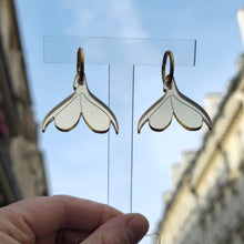 Charger l&#39;image dans la galerie, Boucles d&#39;oreilles Clitoris sur créoles miroir doré 💦
