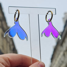 Charger l&#39;image dans la galerie, Boucles d&#39;oreilles Clitoris sur créoles holographique 💦
