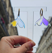 Charger l&#39;image dans la galerie, Boucles d&#39;oreilles Clitoris sur créoles holographique 💦
