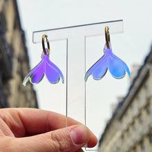 Charger l&#39;image dans la galerie, Boucles d&#39;oreilles Clitoris sur créoles holographique 💦
