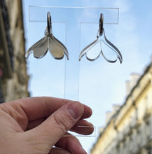 Charger l&#39;image dans la galerie, Boucles d&#39;oreilles Clitoris sur créoles miroir argenté 💦
