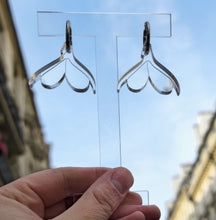 Charger l&#39;image dans la galerie, Boucles d&#39;oreilles Clitoris sur créoles miroir argenté 💦
