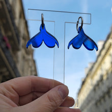 Charger l&#39;image dans la galerie, Boucles d&#39;oreilles Clitoris sur créoles miroir bleu 💦
