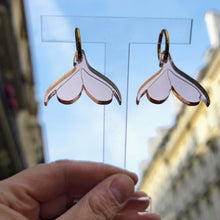 Charger l&#39;image dans la galerie, Boucles d&#39;oreilles Clitoris sur créoles miroir rose doré 💦
