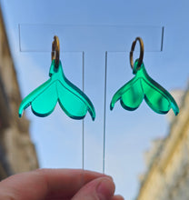 Charger l&#39;image dans la galerie, Boucles d&#39;oreilles Clitoris sur créoles miroir vert turquoise 💦
