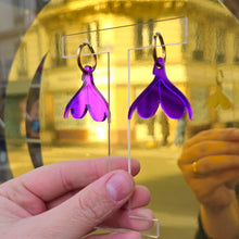 Charger l&#39;image dans la galerie, Boucles d&#39;oreilles Clitoris sur créoles miroir violet 💦
