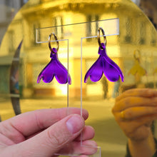 Charger l&#39;image dans la galerie, Boucles d&#39;oreilles Clitoris sur créoles miroir violet 💦
