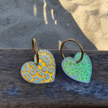 Charger l&#39;image dans la galerie, 🌈💿 Boucles d’oreilles Cœur Léopard – Holographique 🐆🔥
