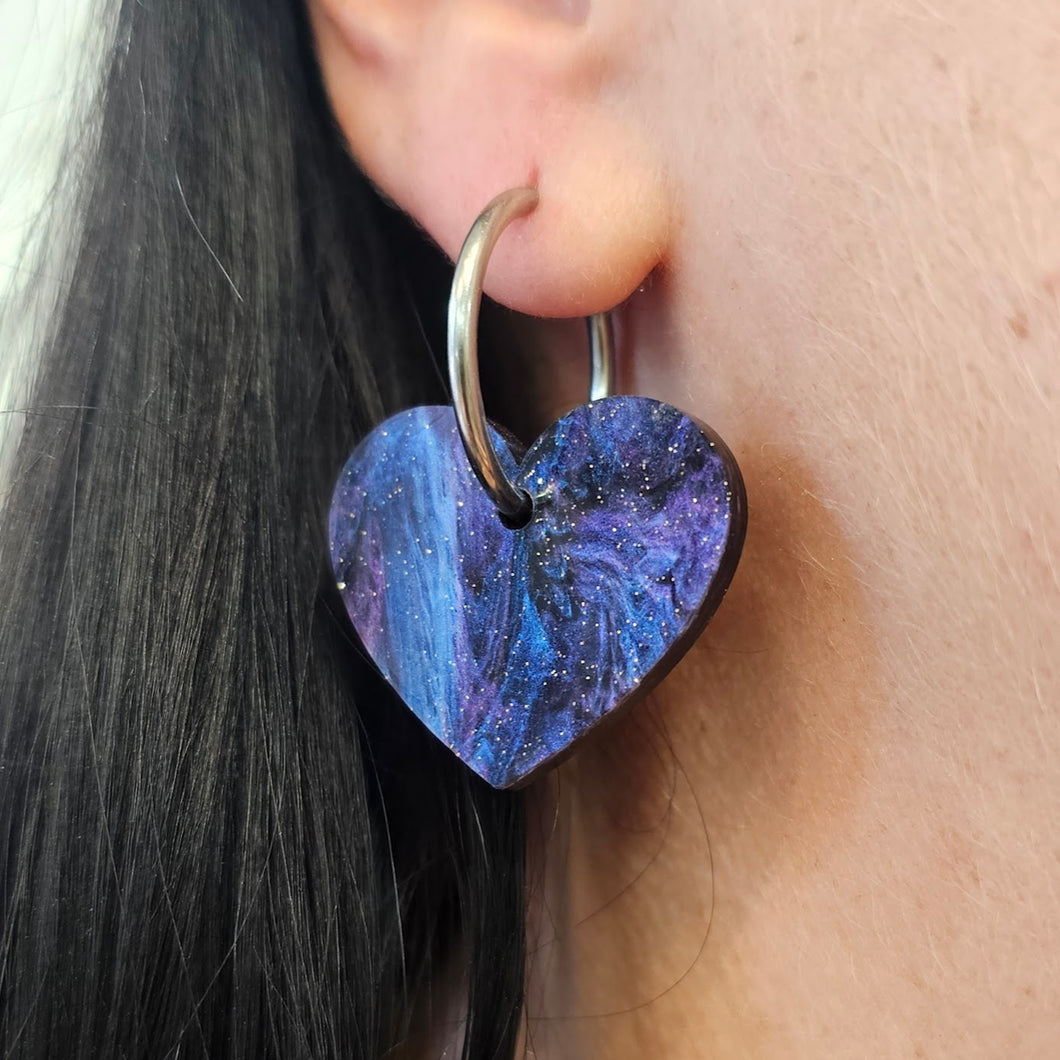 Boucles d'oreilles cœurs violet galactique marbré sur créoles 💜